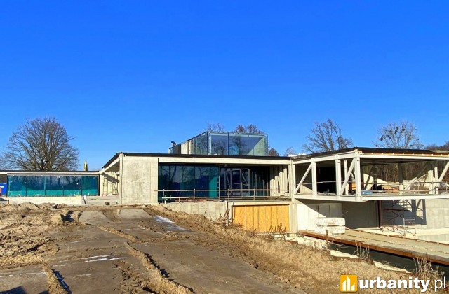 Powstaje niezwykła rezydencja zawieszona nad wodą, wiz. Multiko Architektura Okien