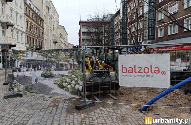 Tak zmienia się ulica Chmielna w Warszawie, marzec 2024 r., fot. mickam