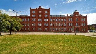 Przestrzeń coworkingowa w zabytkowym budynku stoczni