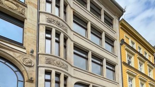 Tutaj otworzył się pierwszy w Polsce lokal Pizza Hut. Zabytkowa kamienica przeszła metamorfozę