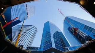 Wymagająca budowa wieżowca wciśniętego pomiędzy inne wieże. Płyta fundamentowa na głębokości 22 metrów