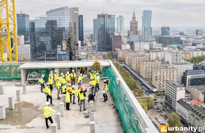 Wieżowiec w centrum Warszawy z docelową wysokością. Charakterystyczne iksy tworzą przyziemie biurowca