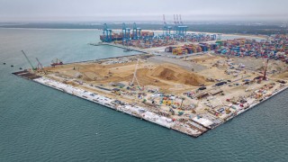 Terminal T5 rośnie. Setki ton stali i dziesiątki płyt fundamentowych