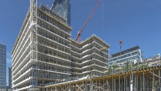 Zabudowują duży kwartał w centrum Warszawy. Pierwszy z biurowców osiągnął docelową wysokość