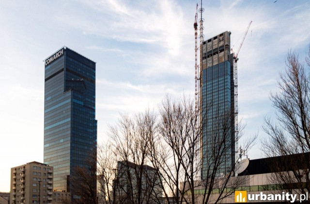 Zamontowana iglica na szczycie wieżowiec Varso Tower (fot. Redzio)