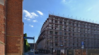 Apartamentowiec na Starym Mieście już z docelową wysokością. Najdroższe mieszkania we Wrocławiu