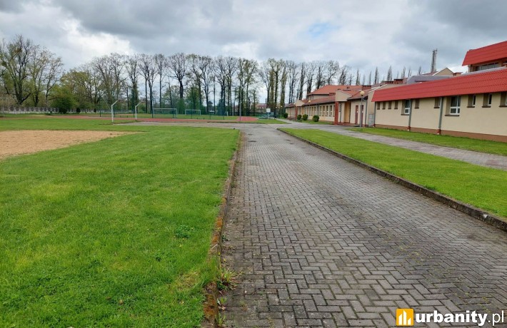 Dolnośląski Delfinek powstanie w miejscu trawników z lewej strony fotografii