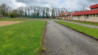 Dolnośląski Delfinek powstanie w miejscu trawników z lewej strony fotografii