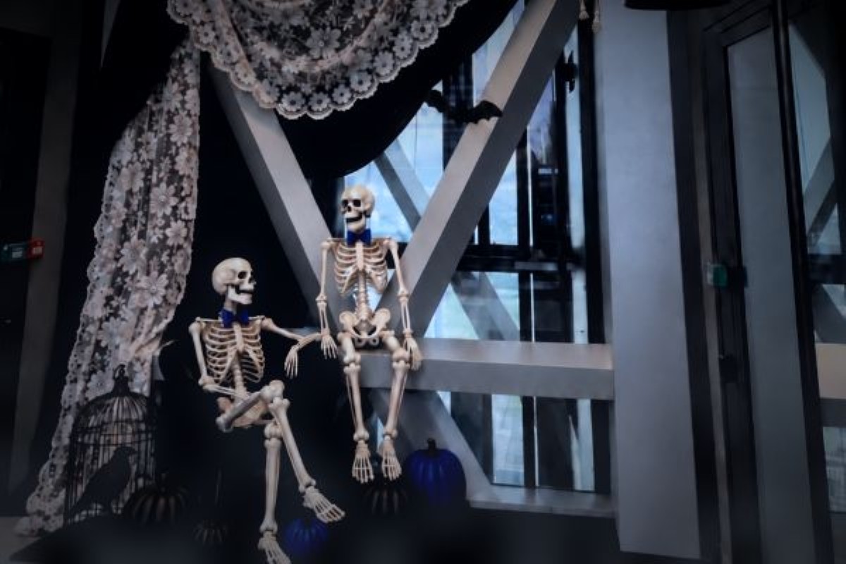 Halloween na najwyższych piętrach Varso Tower. Dynie na 49. piętrze i duchy przy schodach