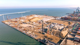 Roboty przy terminalu T5 przyspieszają. Trwa betonowanie i wzmacnianie gruntu