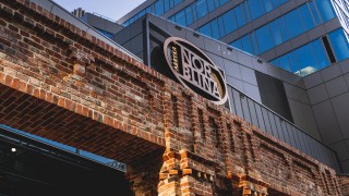 Fabryka Norblina z jedynym stacjonarnym sklepem modowego giganta