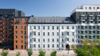 Historia tej kamienicy sięga powstania styczniowego. Po metamorfozie oferuje mieszkania na wynajem