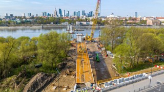 Zamontowano pierwszą część nowego mostu w Warszawie. Dobre tempo budowy przeprawy przez Wisłę
