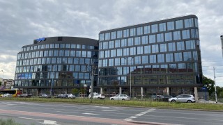 Ukończony biurowiec klasy A o bryle nawiązującej do znaku nieskończoności. Nowoczesne biura gotowe na najemców