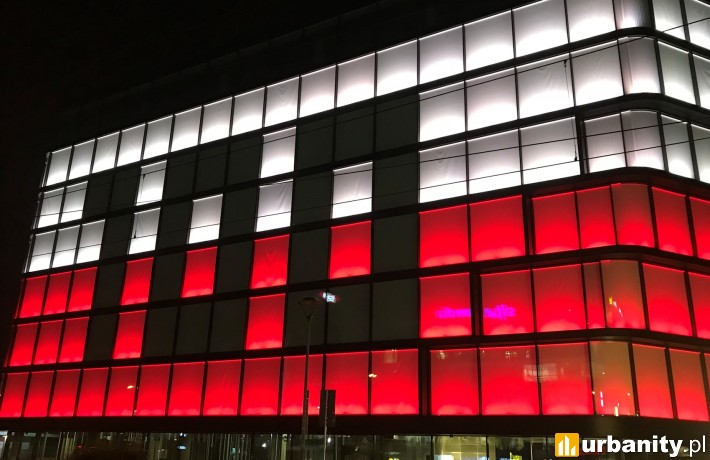 Biurowiec Imperial Business Center z iluminacją w Święto Niepodległości