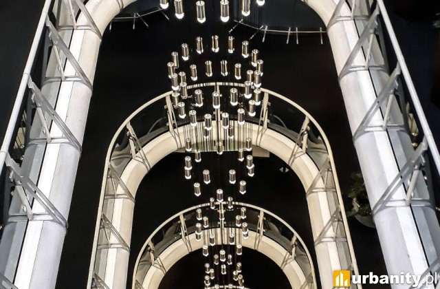 Niesamowite atrium biurowca z olbrzymim żyrandolem, fot. materiały inwestora