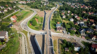 Jedna z największych inwestycji kolejowych w Polsce zmienia Limanową. Otwarto nowy przejazd pod torami