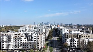 Warszawa czeka nawet 18 miesięcy na pozwolenie. Procedury administracyjne zmieniają wartość działek