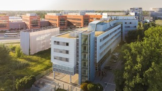 Indotek sprzedał biurowiec Uczelni Łazarskiego, fot. materiały prasowe