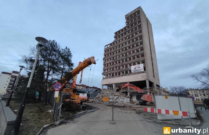 Rozbiórka blisko 50-metrowego obiektu w centrum Łodzi, fot. Urbanity