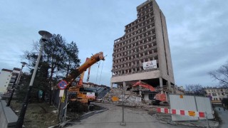 Zobacz jak znika 50-metrowy hotel w ścisłym centrum Łodzi