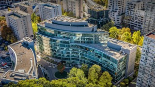 Polska siedziba globalnej firmy IT w Śródmieściu. Wynajęli połowę biurowca