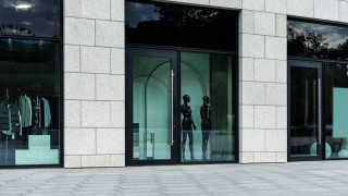 Wynajem powierzchni komercyjnych – samodzielnie czy z doradcą?