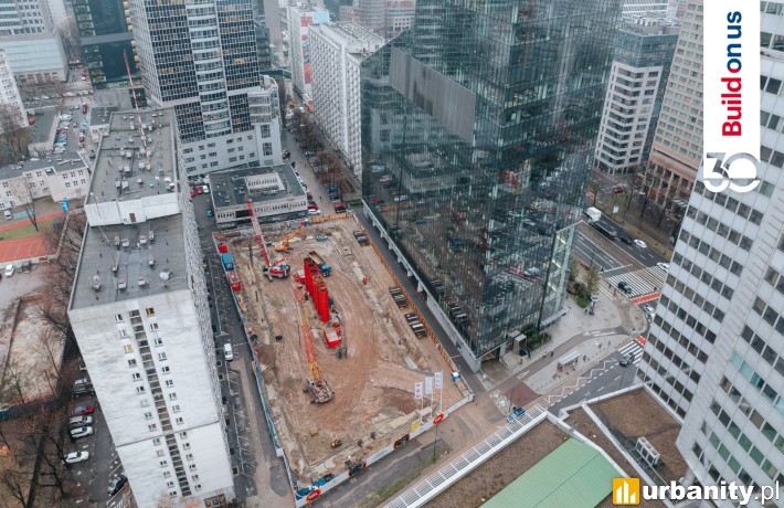 Nowoczesny apartamentowiec w ścisłym Śródmieściu. realizowane są specjalistyczne prace przy Grzybowskiej