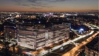 Przy jednej z głównych arterii Krakowa powstaje nowoczesny kompleks biurowców