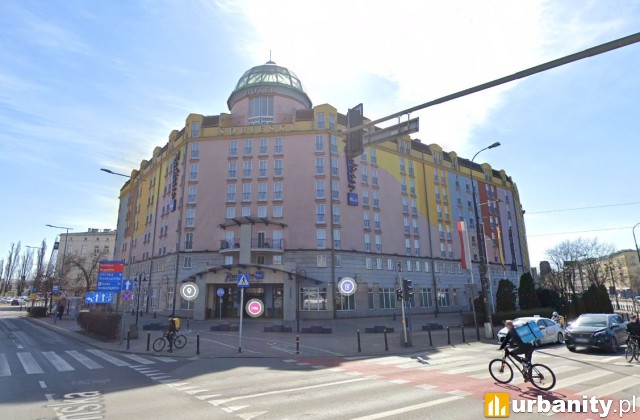 Kolorowa elewacja Hotelu Sobieski na Ochocie do zmiany?, fot. Google Street