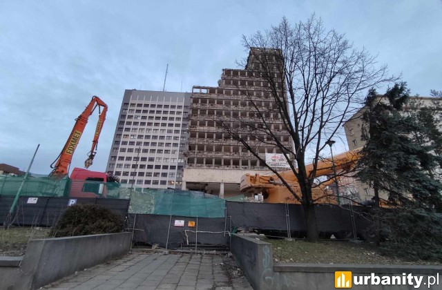 Rozbiórka blisko 50-metrowego obiektu w centrum Łodzi, fot. Urbanity