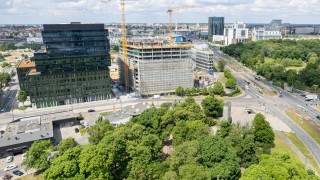 Prawie 70-metrowy biurowiec w Poznaniu coraz bliżej docelowej wysokości [ZDJĘCIA, FILM]
