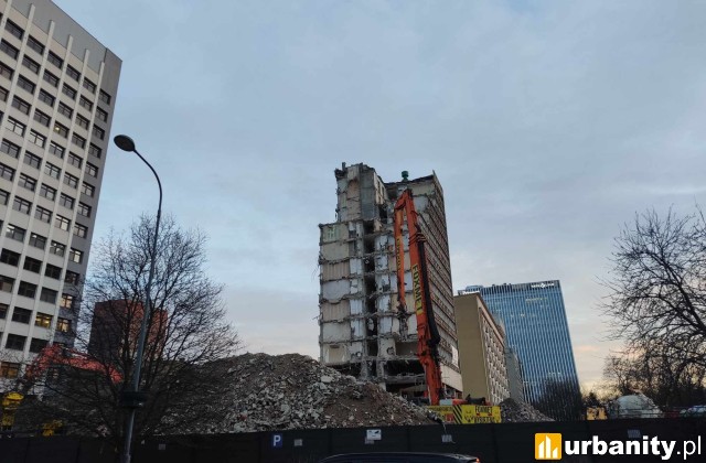 Rozbiórka blisko 50-metrowego obiektu w centrum Łodzi, fot. Urbanity