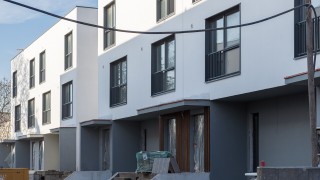 Finiszuje budowa domów w układzie szeregowym na Bemowie