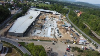 Coraz bliżej otwarcia dużego parku handlowego przy głównej trasie prowadzącej do Karpacza
