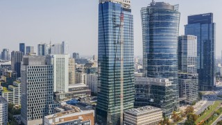 Wynajęli połowę wieżowca w centrum Warszawy i udzielili kredytu na jego ukończenie