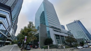 Modernistyczna wieża z lat 90. zniknie z panoramy Warszawy. Jest wniosek o rozbiórkę przy Grzybowskiej