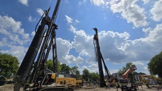 Na budowie Muzeum Powstania Wielkopolskiego pracuje największa w Polsce maszyna do palowania