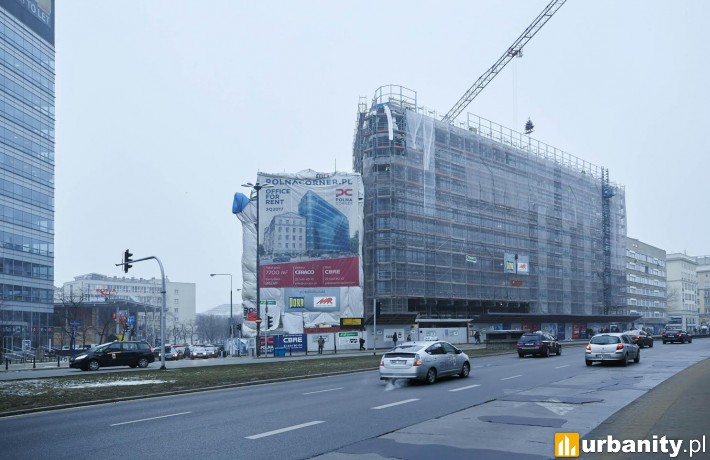Zawieszenie wiechy na budowie obiektu Polna Corner