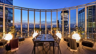 Ponowne otwarcie podniebnego tarasu w centrum Warszawy. Skybar The Roof z nowościami
