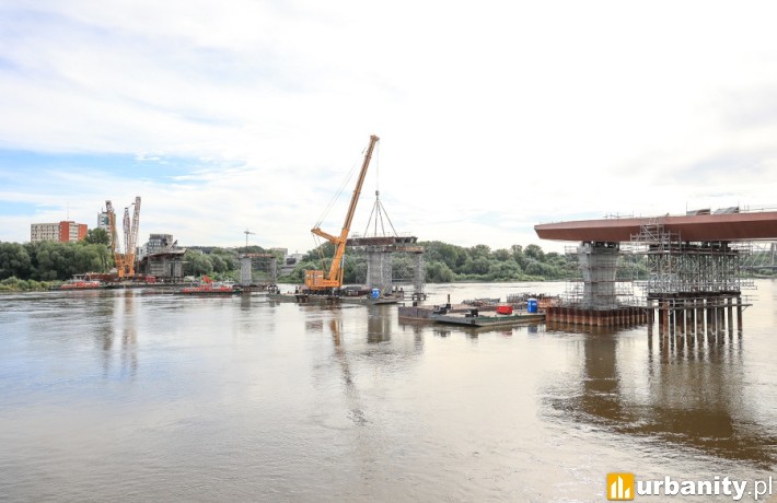 Nowy element konstrukcji mostu, fot. Szymon Pulcyn.um.warszawa.pl