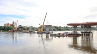 Coraz bliżej połącznia obu brzegów Wisły. Montaż nowego fragmentu mostu