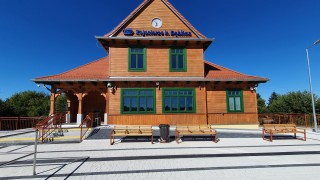 W Zajezierzu zrewitalizowano dworzec o drewnianej architekturze z początku XX wieku