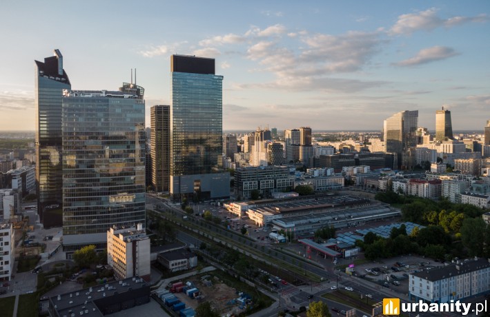 Blok przy Towarowej znajduje się w sąsiedztwie kompleksu The Warsaw Hub (fot. Robert Frw)