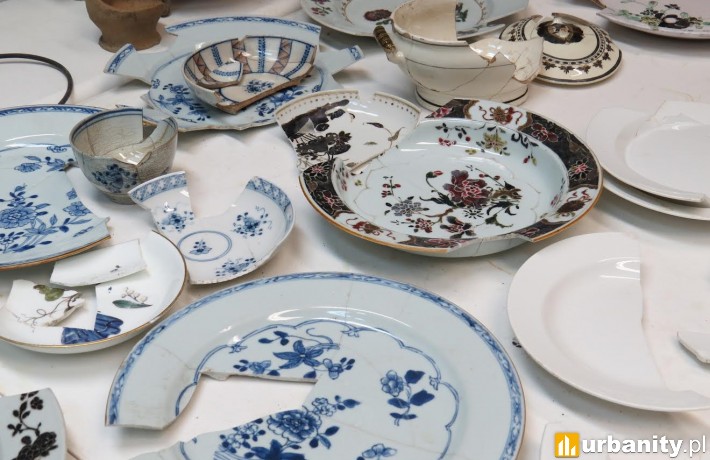 Garnitur naczyń stołowych wydobytych z latryn