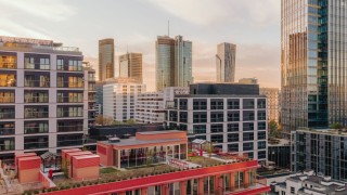 W centrum biznesowej Woli powstał nowy apartamentowiec premium o koralowej elewacji