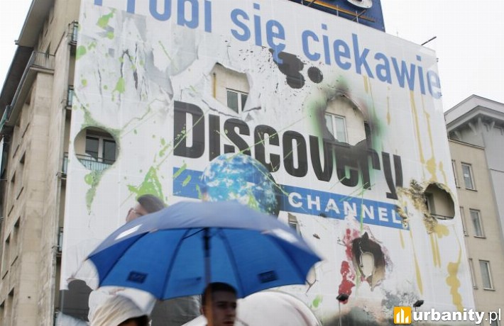 Reklama zasłaniająca okna
