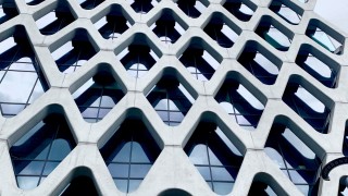 Jeden z bardziej charakterystycznych biurowców w Warszawie w pełni wynajęty