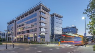 Jedna z największych umów biurowych 2025 roku w Warszawie. To właściciel m.in. portalu Onet i dziennika Fakt