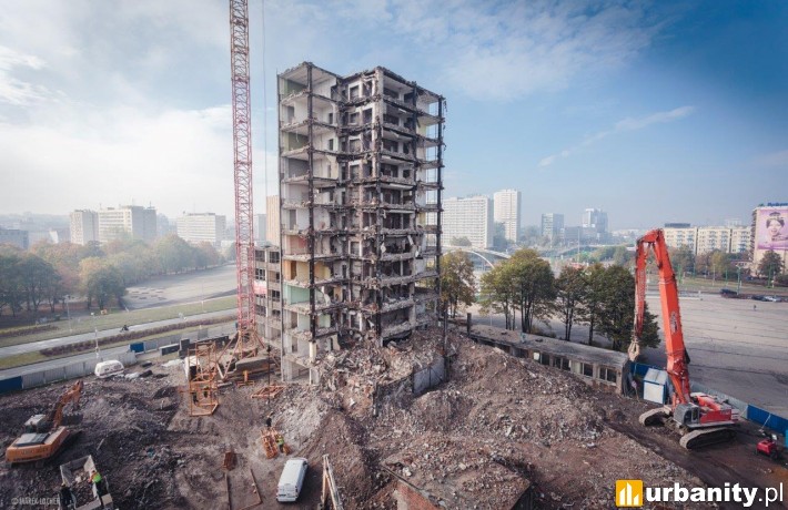 Zaawansowane prace rozbiórkowe na terenie biurowca byłej DOKP